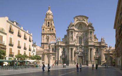Fachada principal y torre de la catedral de Santa María, en la Plaza del Cardenal Belluga, en Murcia.