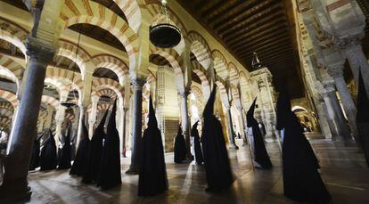 <b>DOMINGO DE RAMOS. Córdoba.</b> Procesión de la Hermandad y Cofradía del Santísimo Cristo del Amor en la Mezquita de Córdoba.