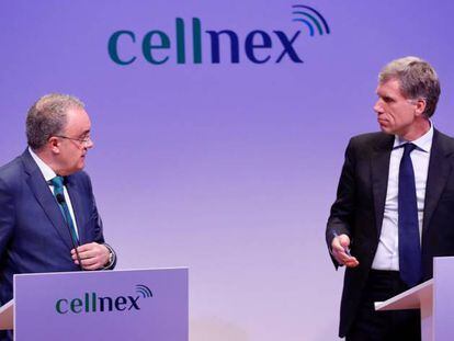 El presidente de Cellnex, Bertrand Kan, a la derecha, con el consejero delegado, Tobías Martínez, el pasado mes de enero.