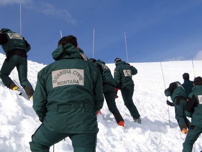 Agentes de la Guardia Civil en una intervención en la montaña, en una imagen de archivo.