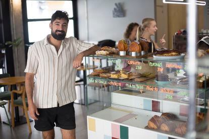 Guilherme Gleiser en la panadería Novo Mundo, en Madrid el 25 de agosto en 2023. 
