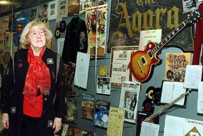 La crítica musical Jane Scott visita el Salón de la Fama del Rock & Roll de Cleveland en 1997.