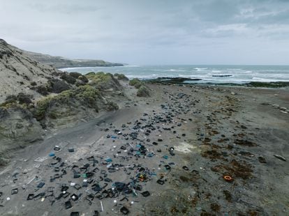 Vista aérea de la basura plástica sobre una de las playas de la Península Valdés.