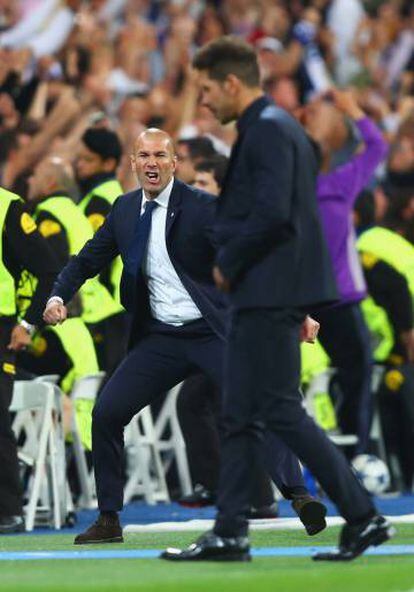 Zidane, detrás de Simeone, celebra el segundo gol de Cristiano.