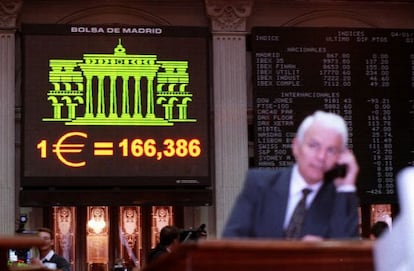 Primer día de cotización del euro en la Bolsa de Madrid.