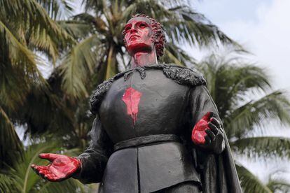Pintadas en una estatua de Cristóbal Colón en el parque de Bayfront de Miami (Estados Unidos).