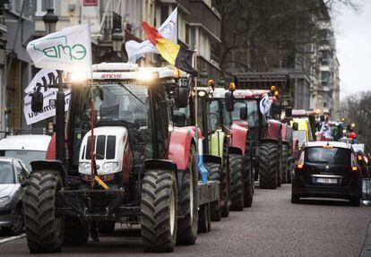 Granjeros protestan por el precio de la leche con tractores  en la Plaza de Luxemburgo, junto al edificio del Parlamento Europeo en Bruselas (B&eacute;lgica), en una imagen de archivo. 