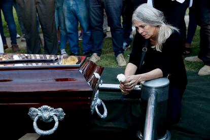 Patricia Nasutti, madre de Ursula Bahillo, de 18 años, en el funeral de su hija, asesinada el lunes.
