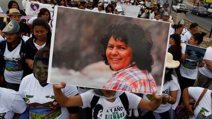 Una manifestación en Tegucigalpa, Honduras, en recuerdo de la ambientalista asesinada Berta Cáceres.