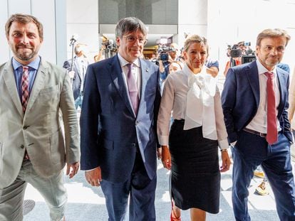 Toni Comín y Carles Puigdemont (a la izquierda y en el centro de la imagen), durante el viaje que hizo Yolanda Díaz a Bélgica para reunirse con el expresidente catalán.