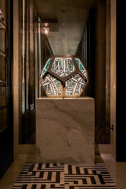 El hotel Rosewood Villa Magna de Madrid ha ­inaugurado una muestra con un par de obras de Anthony James. Las dos esculturas del británico, conocido por sus instalaciones monumentales, son Wall Portal (Solar Black) y Dodecahedron (Gold).