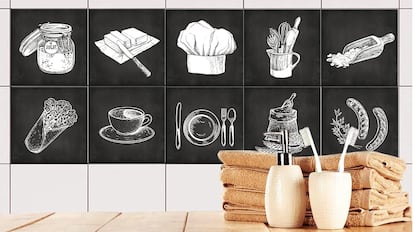 Decorar la cocina con vinilo también se puede hacer con estos divertidos dibujos que se pegan en las paredes.