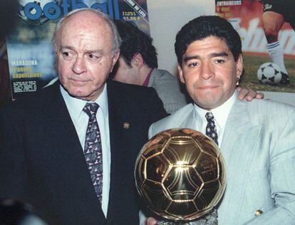 Di Stéfano junto a Maradona en París, lugar donde 'El Pelusa', ídolo argentino, recibió el Balón de Oro por su trayectoria futbolística en 1995.