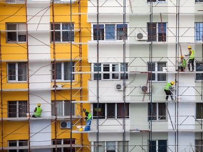 Obras de rehabilitación en la fachada de un edificio, en una imagen de archivo.