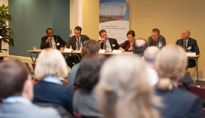 Expertos del sector energético y humanitario en la conferencia organizada por euei pdf en Bruselas.