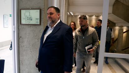 MADRID, 28/09/2023.- El presidente de ERC, Oriol Junqueras (c), seguido por el portavoz de ERC en el Congreso, Gabriel Rufián (c-d), en el marco de la reunión de trabajo con los grupos parlamentarios de la formación catalana en el Senado y Congreso este jueves en el Congreso de los Diputados. EFE/ Juan Carlos Hidalgo
