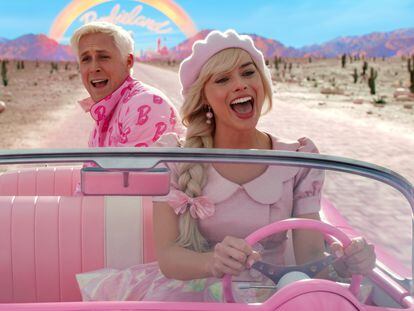 Margot Robbie y Ryan Gosling, en una escena de la película 'Barbie'.