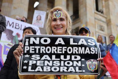 Una mujer protesta contra las reformas del Gobierno en Bogotá, en abril.