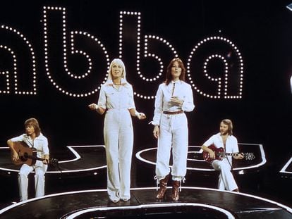 (FILES) In this file photo taken on November 18, 1976 Swedish pop group Abba (from L to R) Bjorn Ulvaeus, Agnetha Faltskog, Anni-frid Lyngstad and Benny Andersson, is on stage, in Gothenburg, Sweden. - ABBA, the iconic Swedish pop group, is making a comeback on November 5, 2021, nearly 40 years after they split up, with the new album "Voyage" and a digital avatar concert planned in London. (Photo by EPU / AFP)