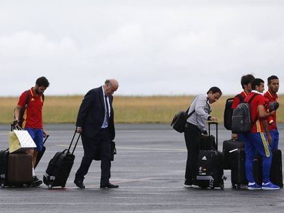 Del Bosque y varios jugadores, a punto de embarcar rumbo a España.