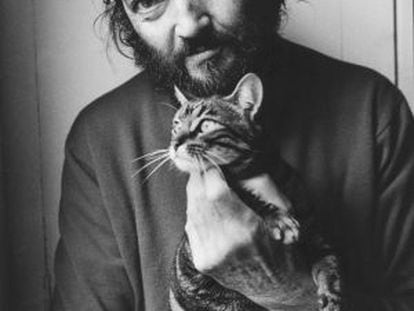El escritorJulio Cort&aacute;zar posa con su gato en 1982. 
 