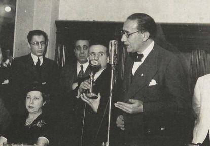Castelao, ante el micrófono, en el salón Prince George´s Hall de Buenos Aires, el 18 de agosto de 1940.