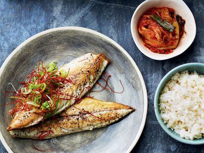 'Godeungeo gui', caballa a la parrilla con cebolleta e hilos de chile, acompañada de arroz y kimchi, receta de Jordan Bourke y Rejina Pyo,  en su libro 'Cocina coreana. La comida más deliciosa' es la que se comparte (Editorial Grijalbo).