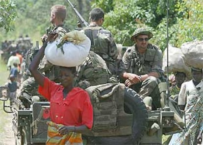 Una mujer pasa a junto a un vehículo de las fuerzas especiales francesas a las afueras de Bunia, al este de Congo.