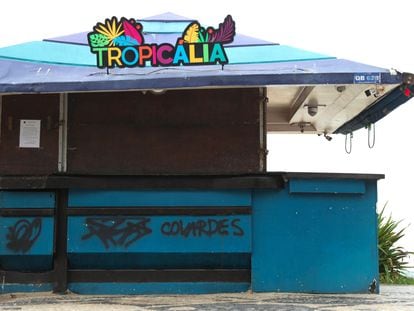 Pintadas de "cobardes" en el kiosko Tropicalia, donde fue linchado Moise Kabagambe, en Barra de Tijuca el 2 de febrero.