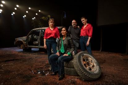 En la foto, de izquierda a derecha, la actriz Marina Salas, la periodista Lydia Cacho, el director de 'La infamia', Jose Martret, y la actriz Marta Nieto en el escenario de la obra.
