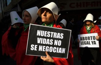 Partidarias de la legalización del aborto se manifiestan en Buenos Aires frente al Congreso, el día 1 de agosto vestidas como las mujeres destinadas a la reproducción de la serie televisiva 'The Handmaid's Tale'.