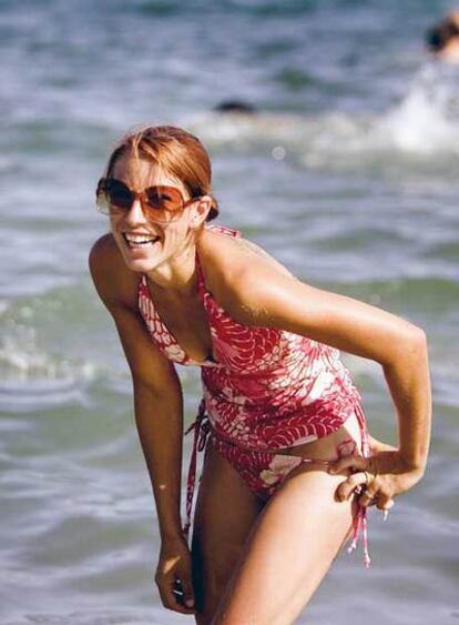 Tanquini. Dos piezas, la de arriba es una camiseta. El de Aubrey, de 25 años (EE UU), es de la firma de venta por catálogo Victoria's Secret. "Los estadounidenses somos muy de catálogo", admite. "Lo escogí porque la forma es curiosa y novedosa. Aunque no estoy muy segura del estampado. Y me parece bien cubrirse un poco. En esta playa, por ejemplo, hay demasiada gente con piezas demasiado pequeñas. Digamos basta a la braga brasileña".