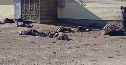 Cadáveres de personas que esperaban en la cola de una panadería en Chernígov (Ucrania), el miércoles.