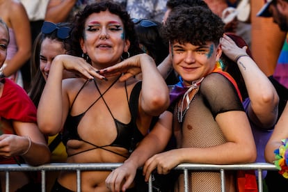 El público sigue el desfile del Orgullo por las calles de Madrid.