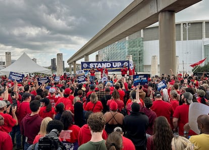 El senador estadounidense Bernie Sanders habla a cientos de miembros del sindicato United Auto Workers Local en un mitin en el centro de Detroit, Michigan, EE UU