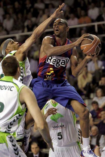 Anderson trata de pasar el balón ante la defensa del Unicaja.