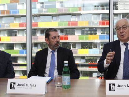 Desde la izquierda, Brad Palmer, director de operaciones de Bain en Europa; José Carlos Saz, consejero delegado de Habitat, y Juan María Nin, presidente de la inmobiliaria, este martes en Madrid en la sede de Habitat.