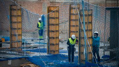 DVD 1088. Madrid, 04/01/2022. Aumento en el numero de filiados de la Seguridad Socil. Trabajadores ejercen sus labores en construcción de edificio en Madrid. (Foto: JUAN BARBOSA)