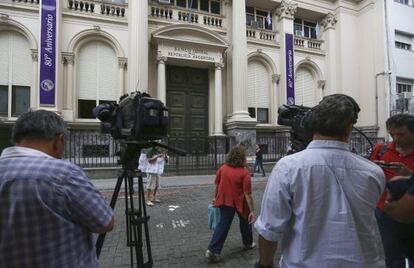 Camar&oacute;grafos frente a la sede del Banco Central de Argentina el pasado martes, cuando la Polic&iacute;a la allan&oacute; por presunto fraude.