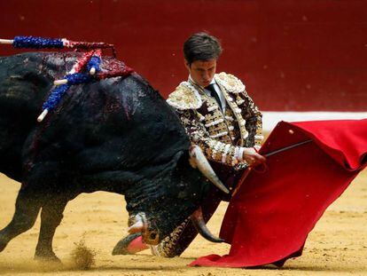 El Juli, en un pase por bajo a uno de sus toros.