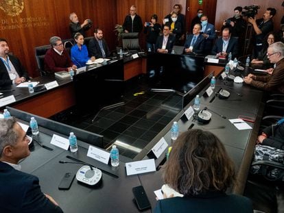 Integrantes de la Junta de Coordinación Política, discuten el "plan B" de la reforma electoral, en el Senado, el pasado 10 de febrero.