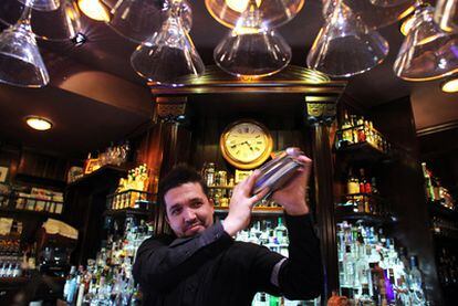 El barman Carlos Moreno prepara un combinado en O'Clock.