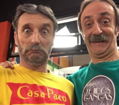 A los actores de 'Gym Tony' les encanta compartir selfies con sus seguidores luciendo camisetas con eslóganes graciosos. Que quede ahí: tu no lleves esas camisetas a la piscina.