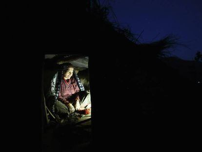 Una mujer con la regla, en una caba&ntilde;a en Nepal, en una imagen de 2014. 