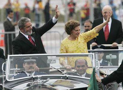 Lula da silva y su esposa saludan a a la llegada al congreso en un Rolls-Royce