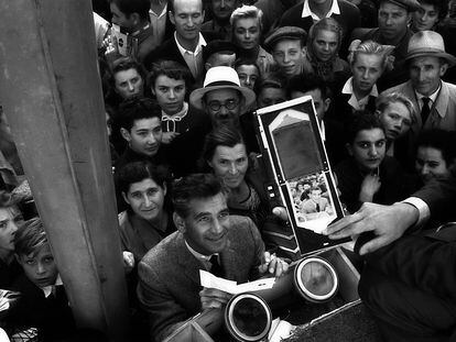 Leonard Bernstein (abajo en el centro), durante un encuentro con la gente en Moscú, en agosto de 1959.