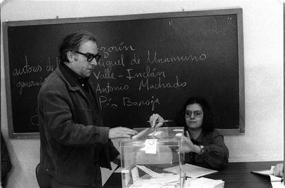 Llu&iacute;s Hern&aacute;ndez, votando en las municipales de 1979.
