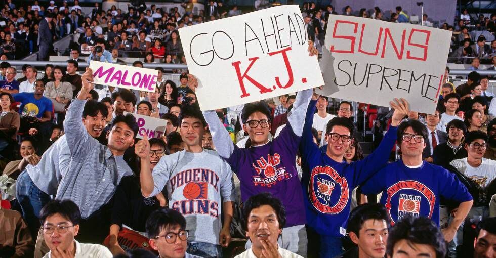 Aficionados japoneses durante el Utah-Phoenix de la NBA disputado en Tokio en 1990.