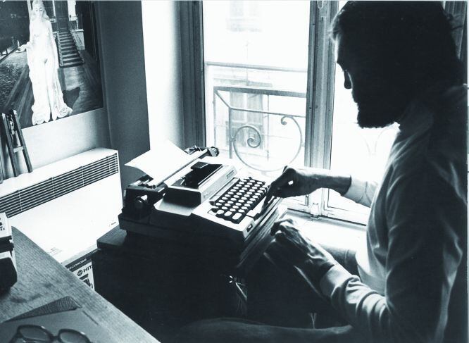 Julio Cortázar, sentado frente a su máquina de escribir, en una imagen sin datar.