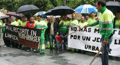 Protesta de los trabajadores de la limpieza urbana de Jerez en el primer d&iacute;a de huelga.